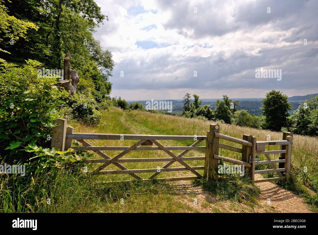 Un sentiero e cinque bar gate su Ranmore Common in un giorno d'estate Dorking Surrey Inghilterra Regno Unito Foto Stock