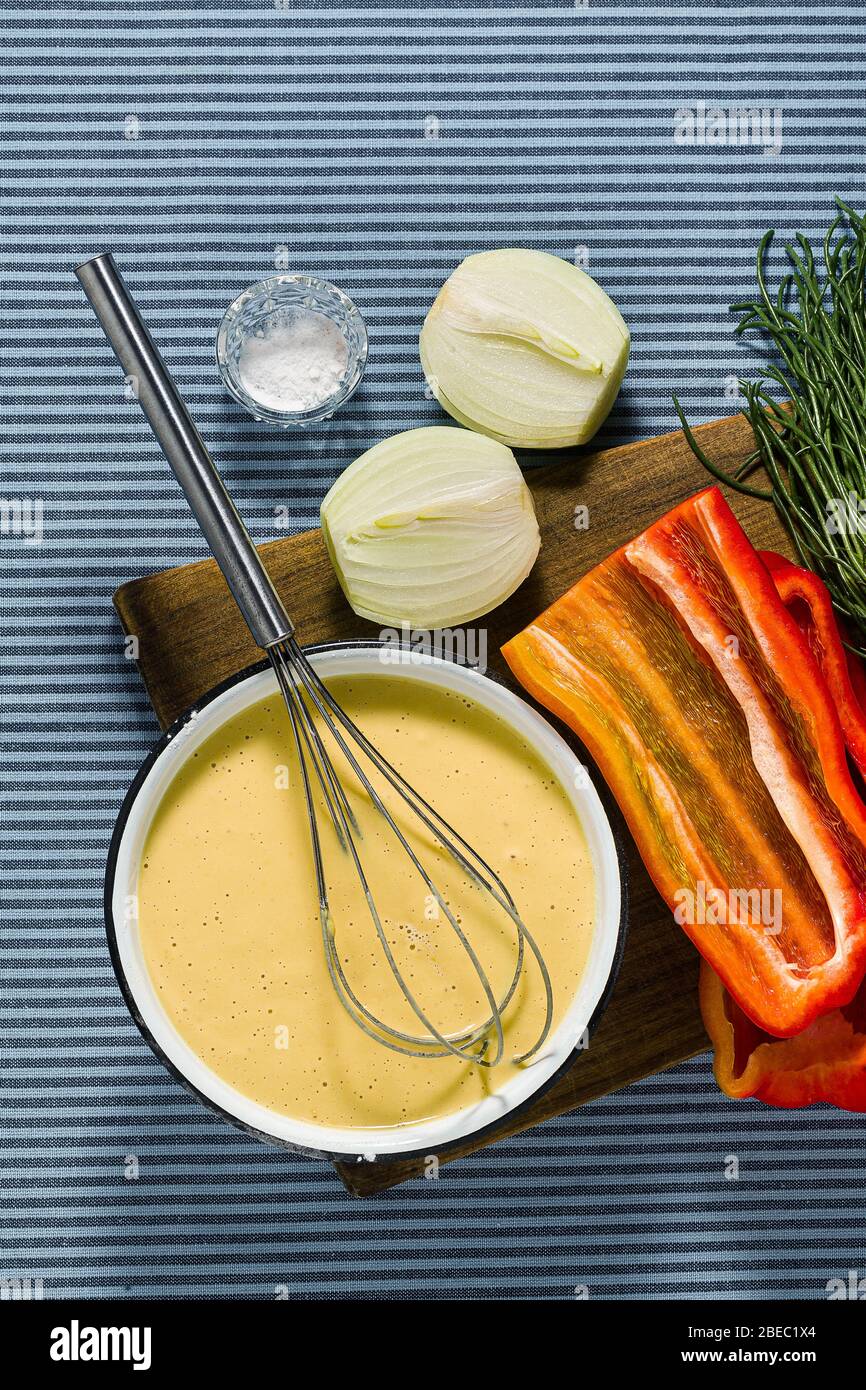 Ingredienti per frittata italiana a base di piante. Cucina vegana sana Foto Stock