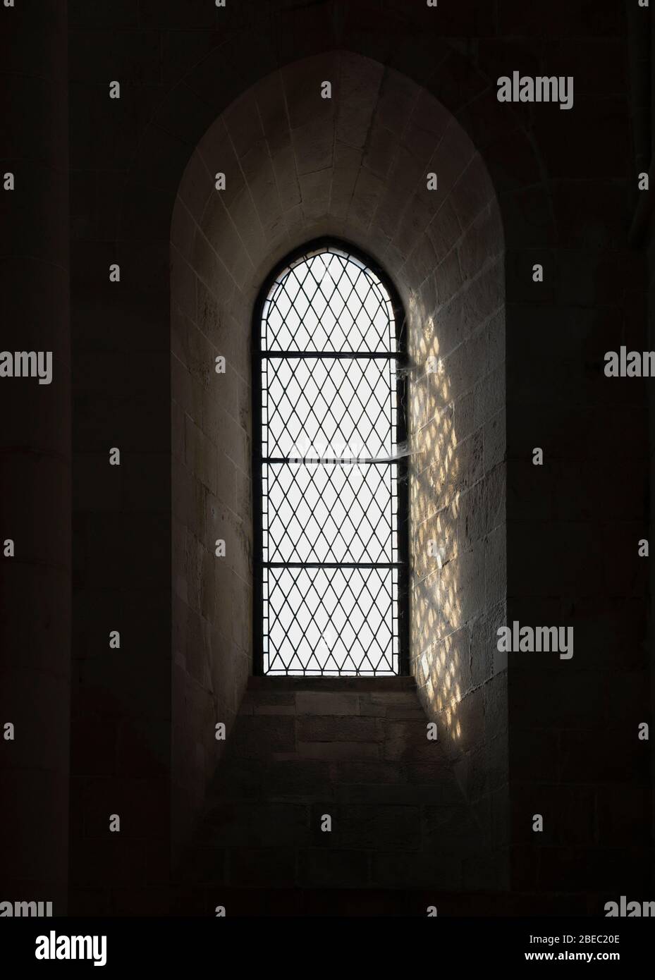 Dettagli di luce, finestre, pietre e ombre all'interno di una classica Chiesa europea. Foto Stock