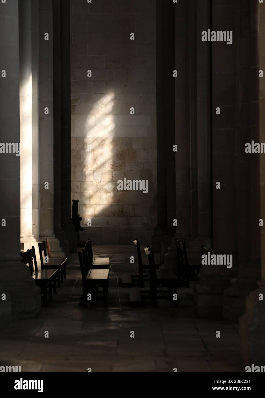 Dettagli della Chiesa si aggira nella Chiesa europea classica con ombre e luce dalle finestre della chiesa Foto Stock