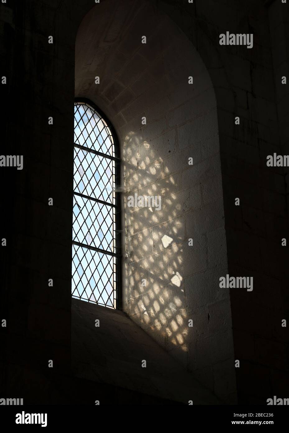 Dettagli di luce, finestre, pietre e ombre all'interno di una classica Chiesa europea. Foto Stock
