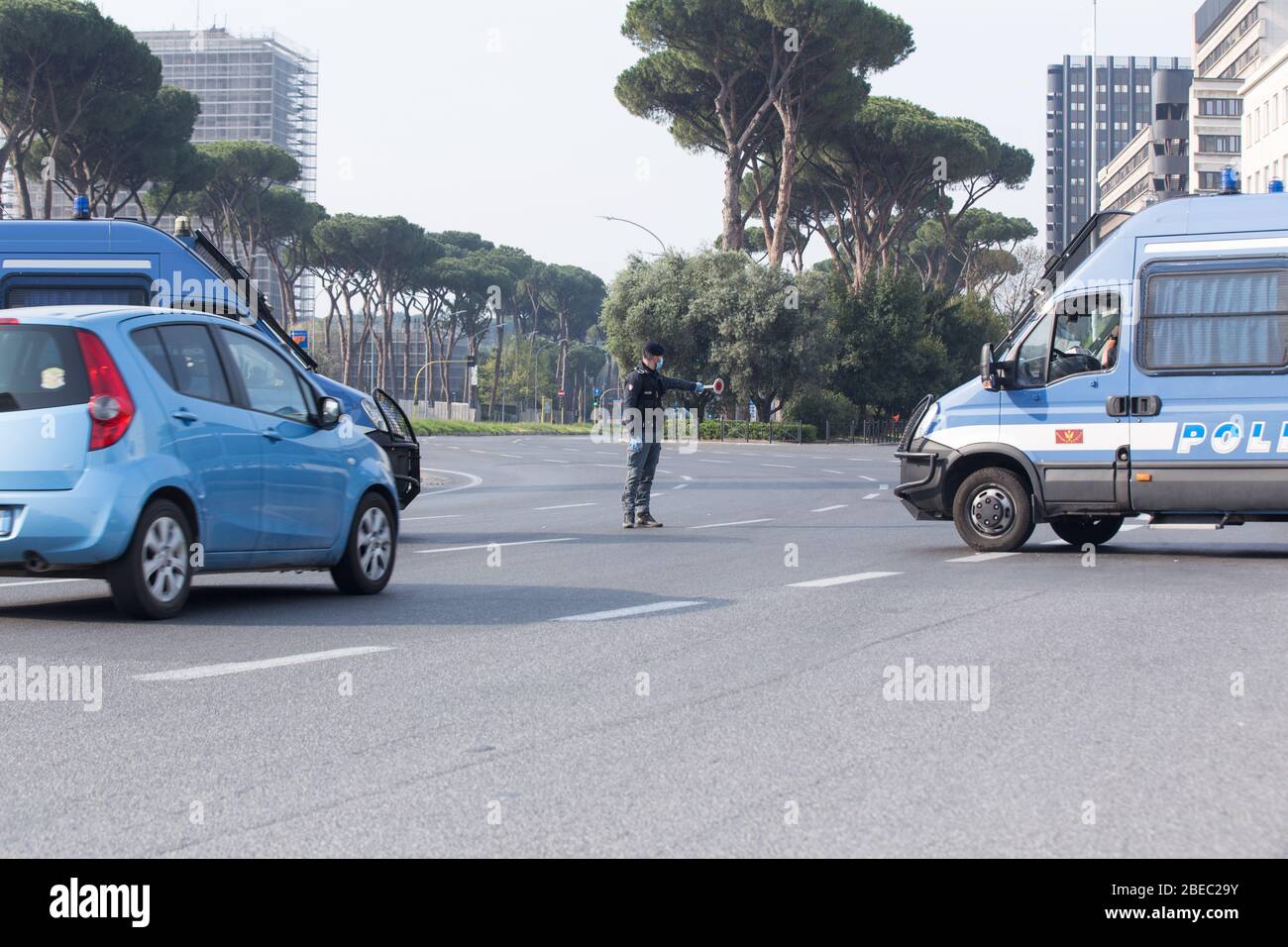 Roma, Italia. 13 Aprile 2020. Il lunedì di Pasqua, durante il blocco per la pandemia di Covid-19, i poliziotti controllano le vetture che lasciano la città in via Cristoforo Colombo (Foto di Matteo Nardone/Pacific Press) Credit: Pacific Press Agency/Alamy Live News Foto Stock