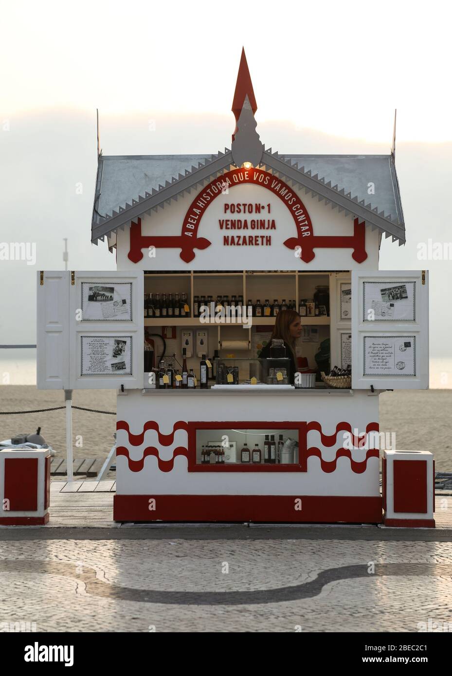 Una cabina balneare che vende Ginjinha ai turisti sul lungomare di Nazare una delle località balneari più popolari della Costa d'Argento (Costa da Prata) Foto Stock