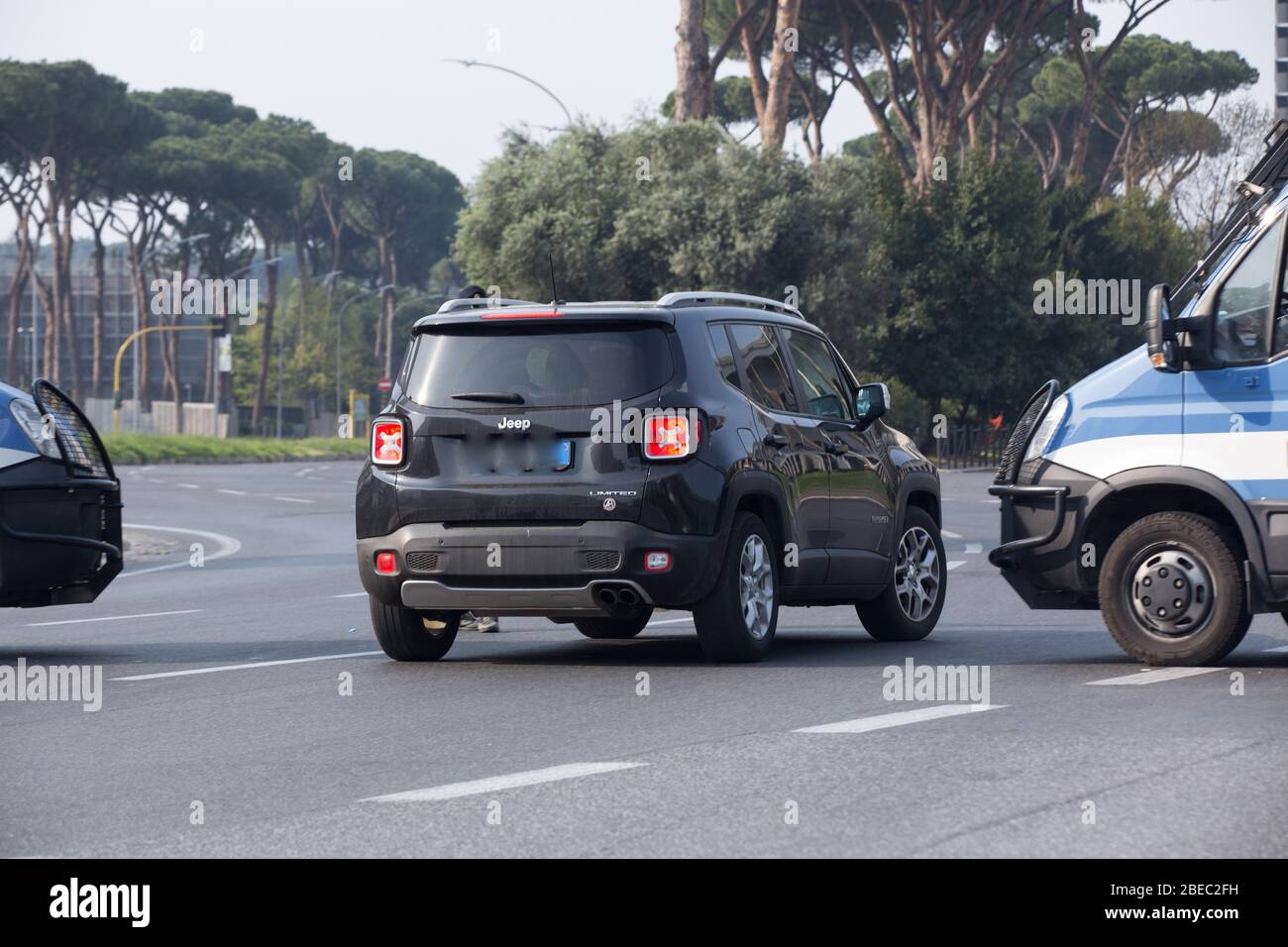 Roma, Italia. 13 Aprile 2020. Il lunedì di Pasqua, durante il blocco per la pandemia di Covid-19, i poliziotti controllano le vetture che lasciano la città in via Cristoforo Colombo (Foto di Matteo Nardone/Pacific Press) Credit: Pacific Press Agency/Alamy Live News Foto Stock