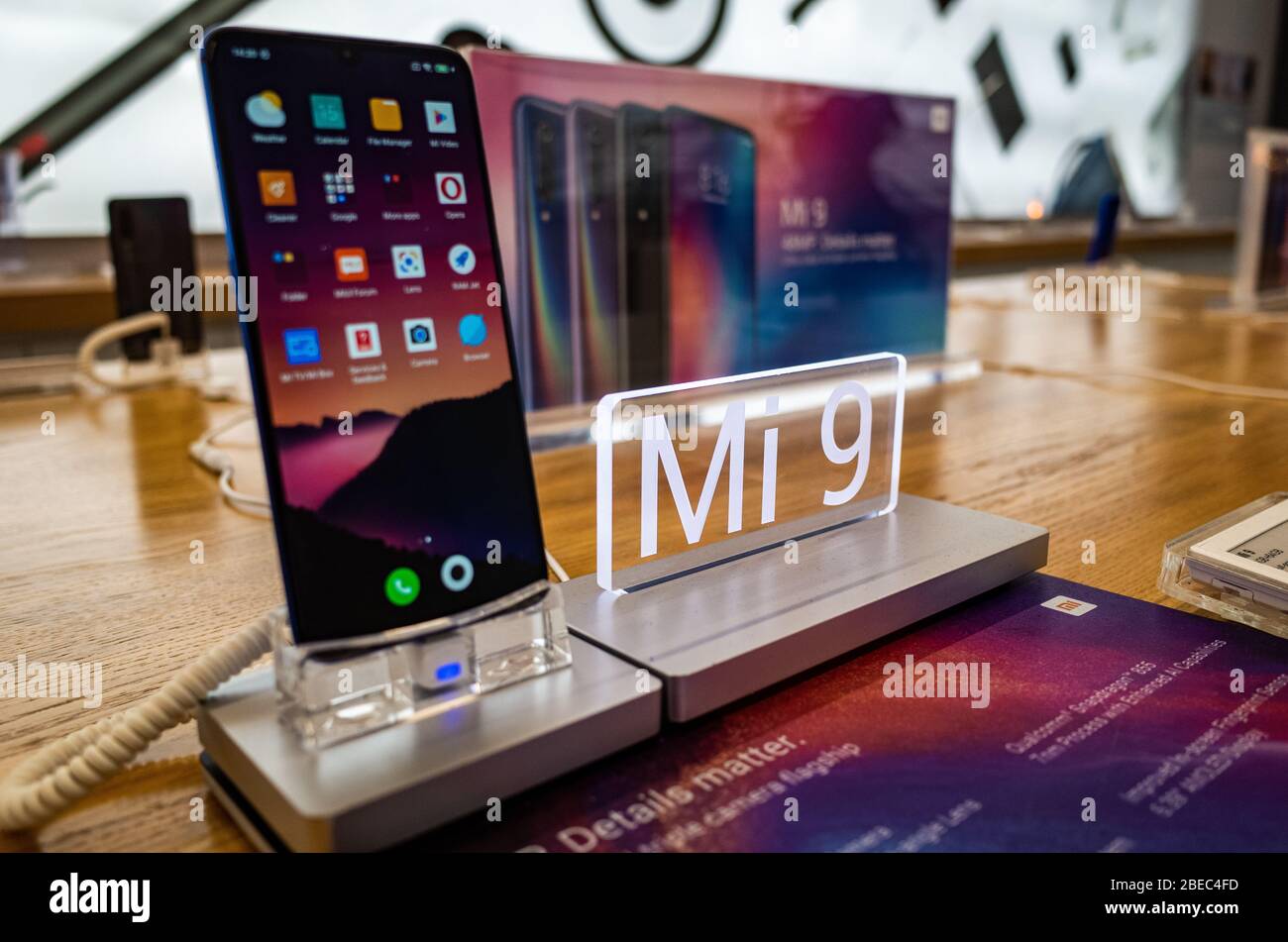 LONDRA - GENNAIO 2020: Smartphone Xiaomi Mi9 in ambiente retail. Azienda elettronica cinese globale Foto Stock