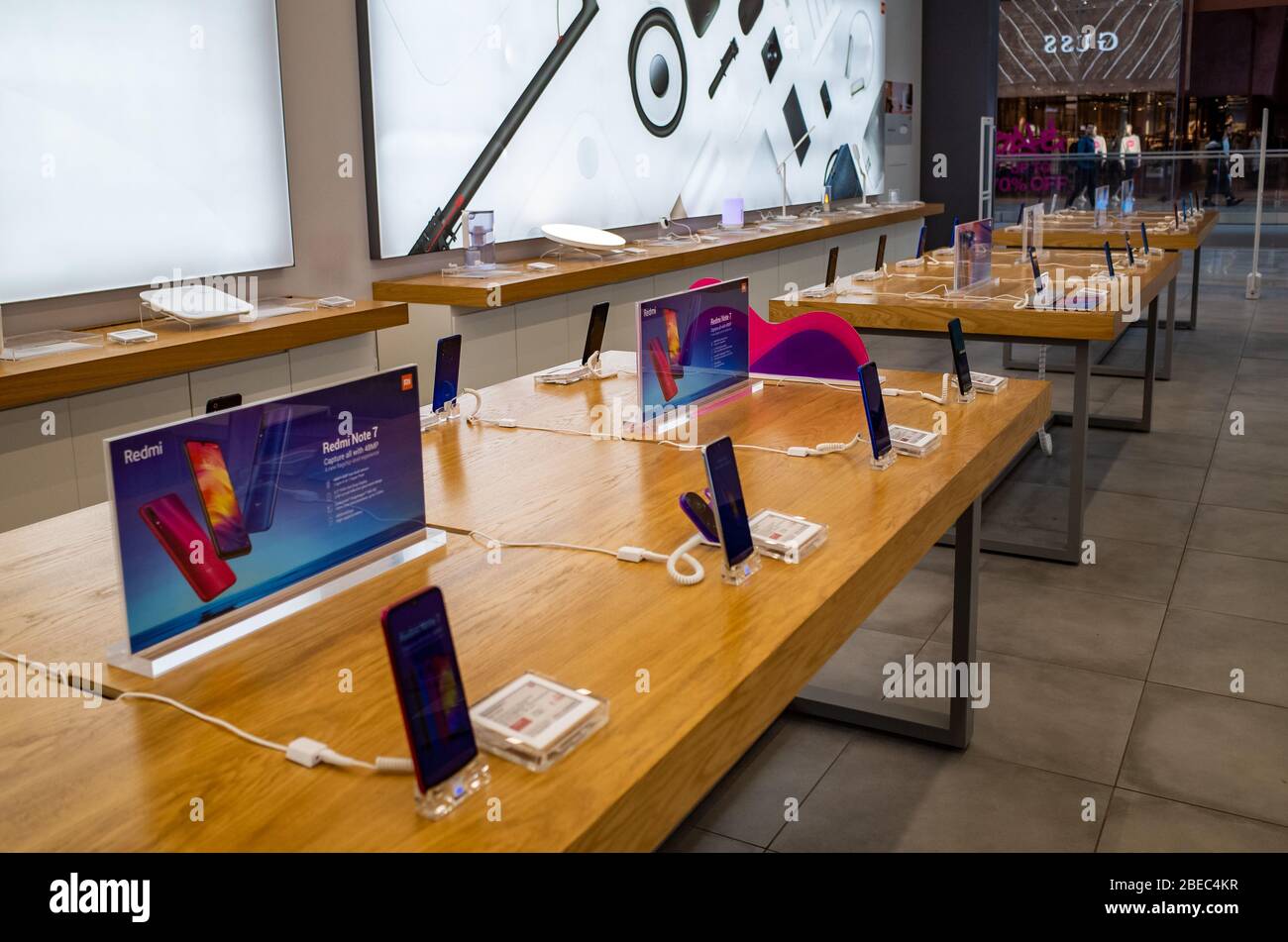 LONDRA - GENNAIO 2020: Smartphone Xiaomi Mi9 in ambiente retail. Azienda elettronica cinese globale Foto Stock