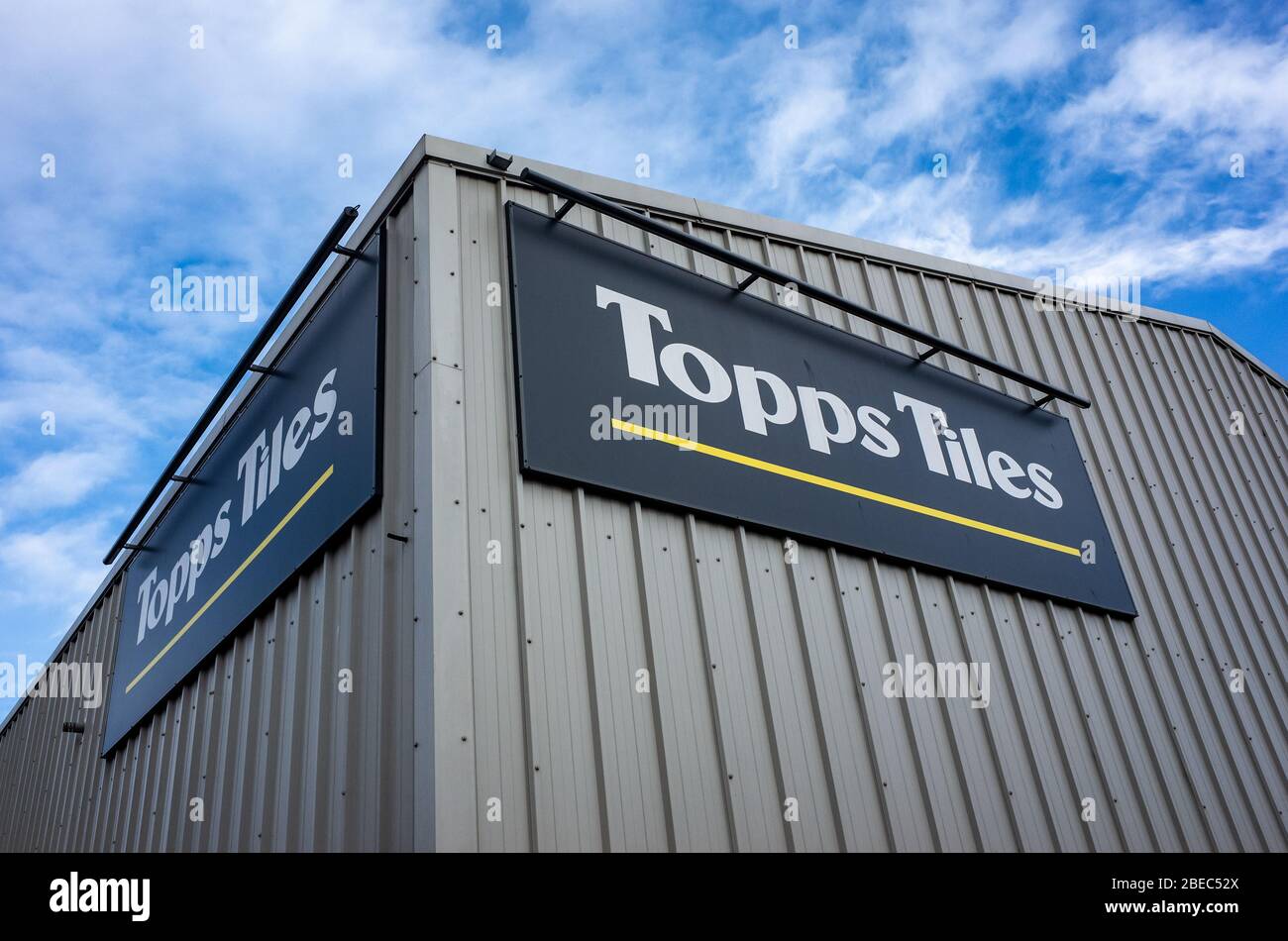 LONDRA - FEBBRAIO 2020: Topps Tiles PLC, un rivenditore britannico leader nel mercato delle piastrelle Foto Stock