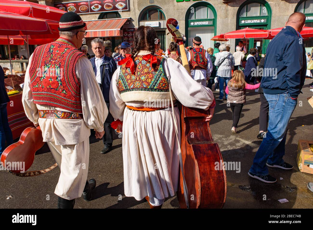 Popolo croato con abiti tradizionali a Zagabria Foto Stock