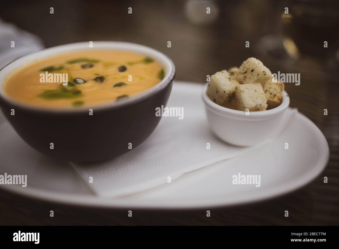 Zuppa di zucca in una ciotola con semi e crostini. Foto Stock