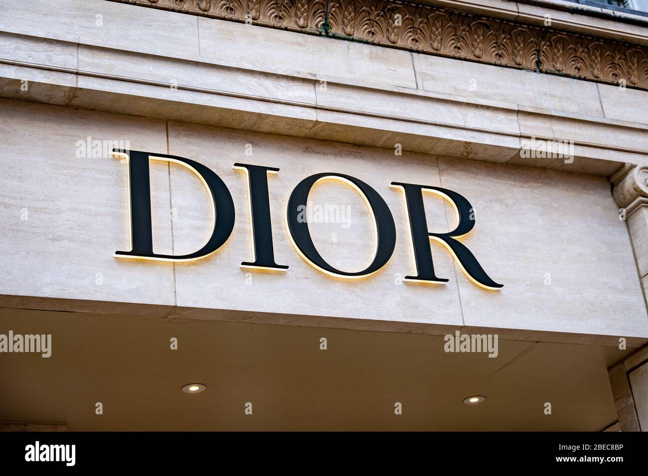 LONDRA - NOVEMBRE 2019: Christian Dior store. Un marchio di lusso francese. Foto Stock