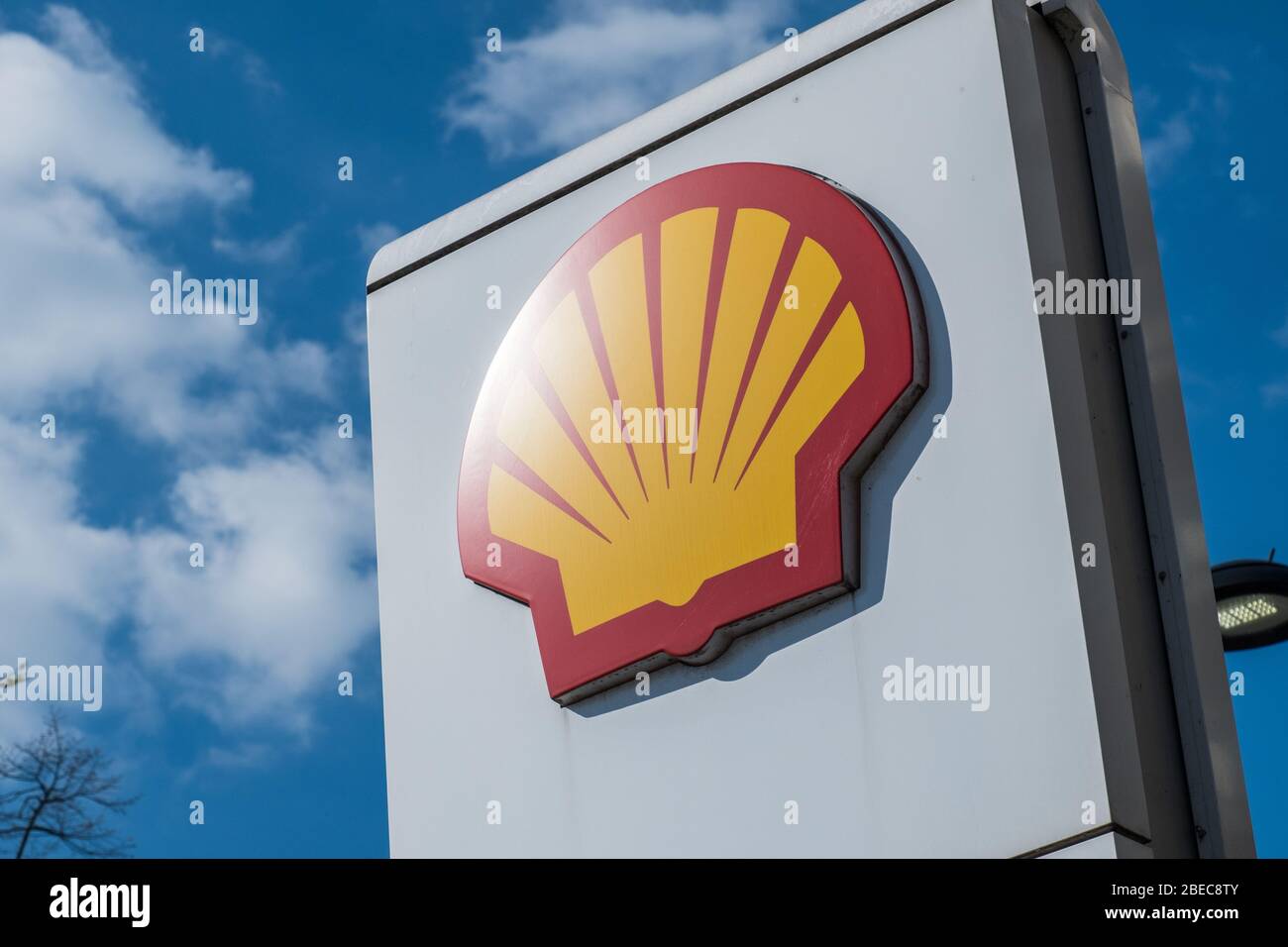 LONDRA - APRILE 2019: Logo Shell presso la stazione di rifornimento, nota anche come Royal Dutch Shell, una società britannica/olandese di petrolio e gas Foto Stock