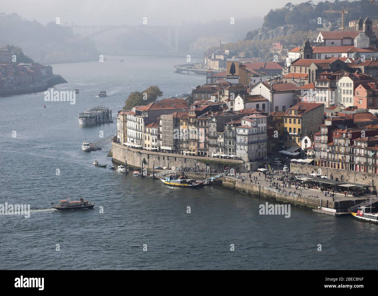 Vista sul fiume Douro fino all'estuario e sulla città vecchia dal ponte Dom Luís i di Porto, la seconda città più grande del Portogallo. Foto Stock