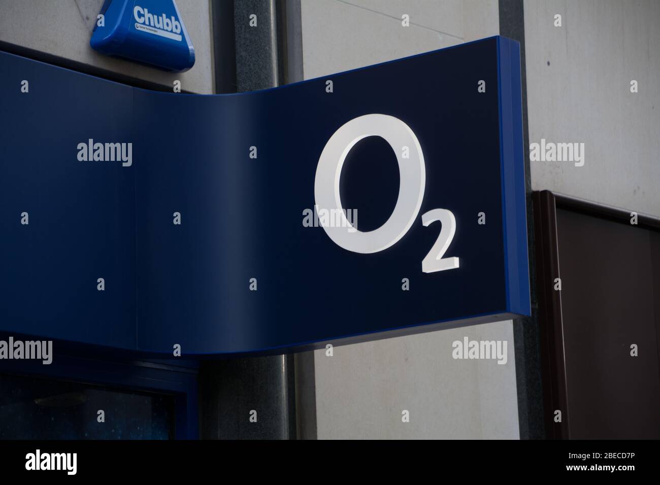 Londra- 02 Mobile Phones Store logo, una società britannica di telecomunicazioni Foto Stock