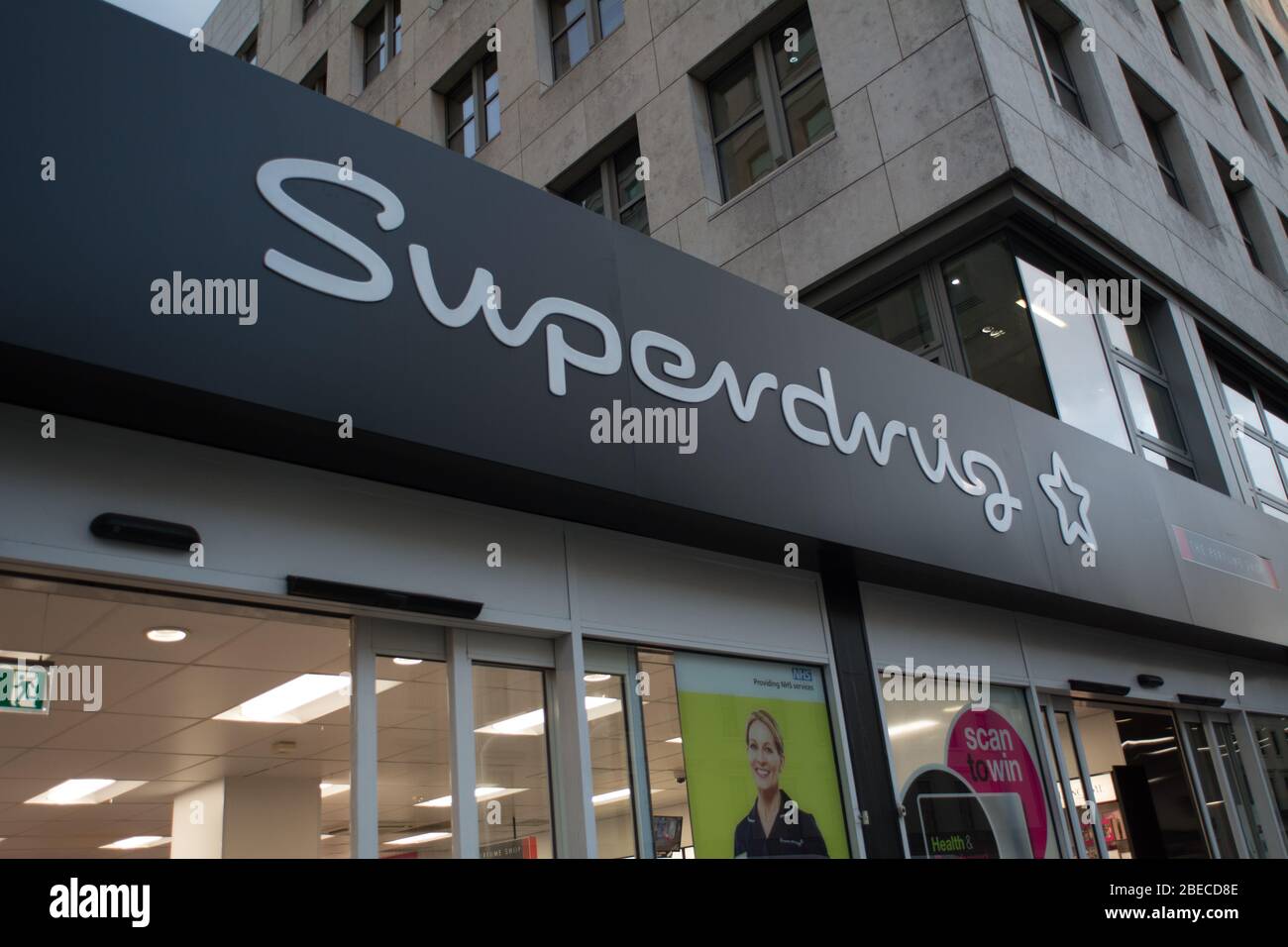 LONDRA- il logo del supermercato - un rivenditore britannico di salute e bellezza Foto Stock