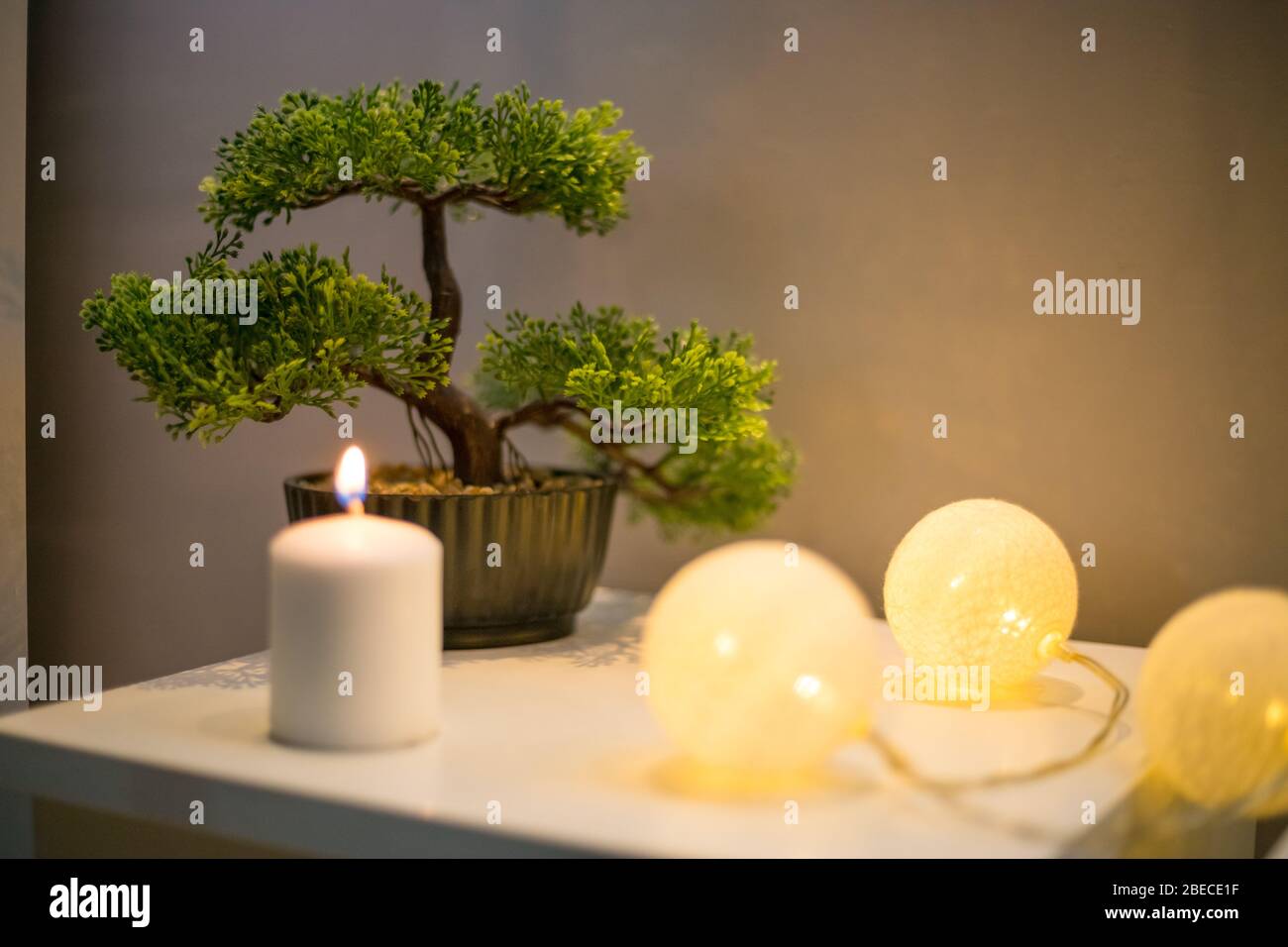 Bonsai albero con candela su tavolo bianco in camera da letto Foto stock -  Alamy