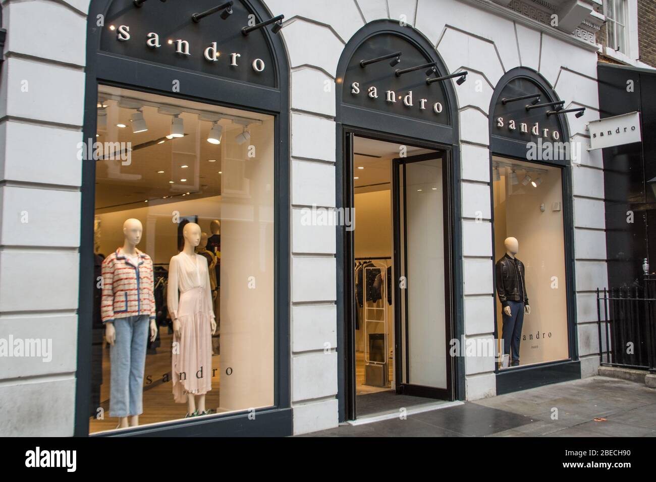 LONDRA - MARZO 2019: Esterno del negozio di moda Sandro a Covent Garden, un marchio di moda francese Foto Stock