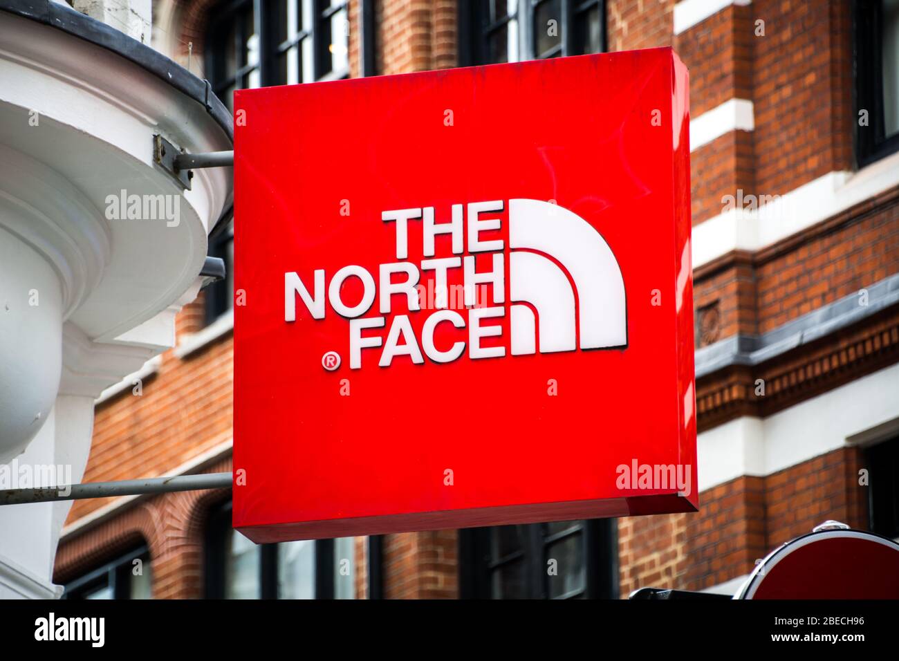 LONDRA - MARZO 2019: Il logo esterno del negozio North Face, un marchio americano di moda e attrezzature all'aperto Foto Stock