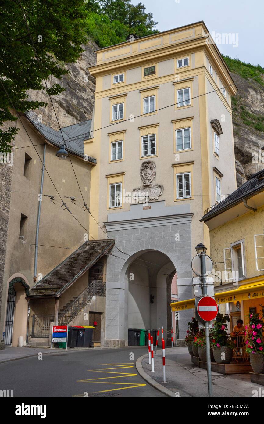 La porta di Gstättentor, a volte chiamata Schleiferbogen Gat a Salisburgo, Austria. Foto Stock