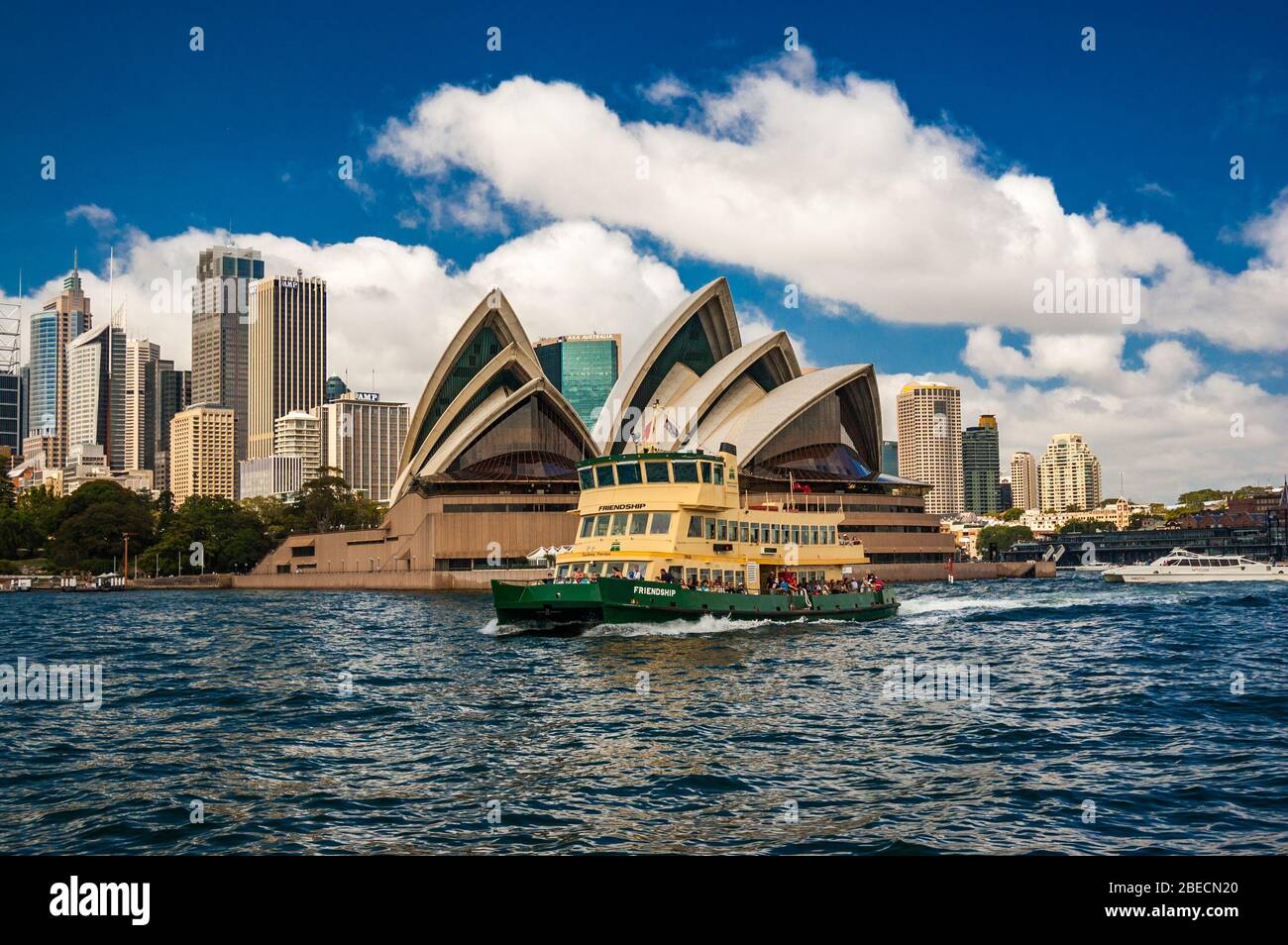 Il Ferry di Sydney barca amicizia passa davanti alla Opera House di Sydney. NSW, Australia. Foto Stock