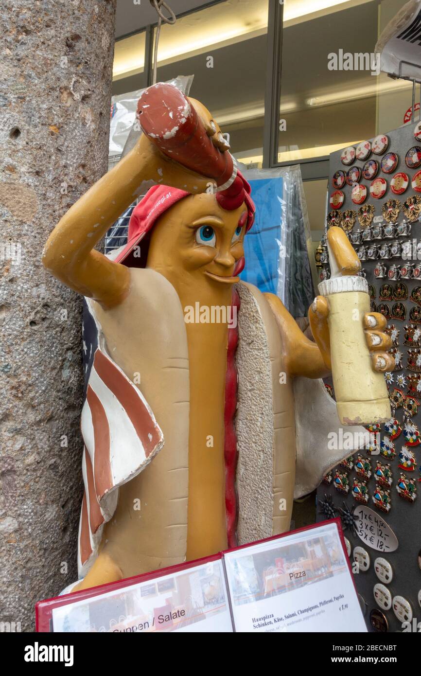 Modello 3d divertente di un hot dog fuori da una stalla di cibi caldi a Salisburgo, Austria. Foto Stock