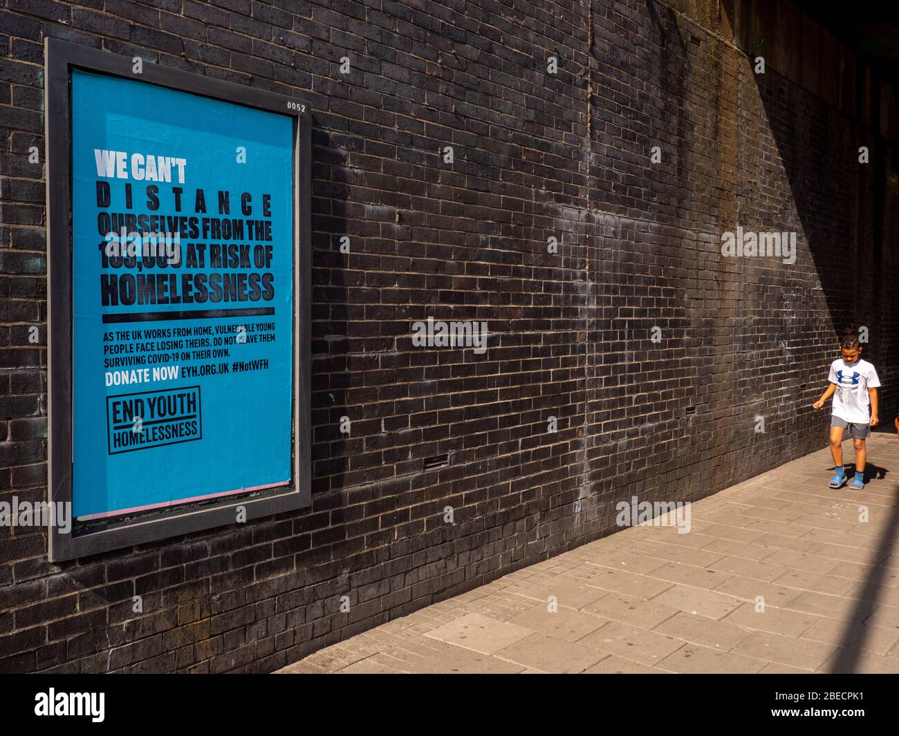 Un poster che pubblicizza la fine della mancanza di casa giovanile durante il periodo di blocco del coronavirus nel nord di Londra. Foto Stock