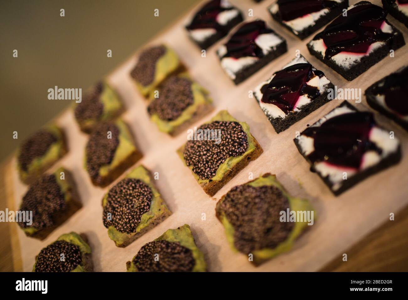 Sana sandwich di segale con avocado cetriolo di germogli alfalfa Foto Stock
