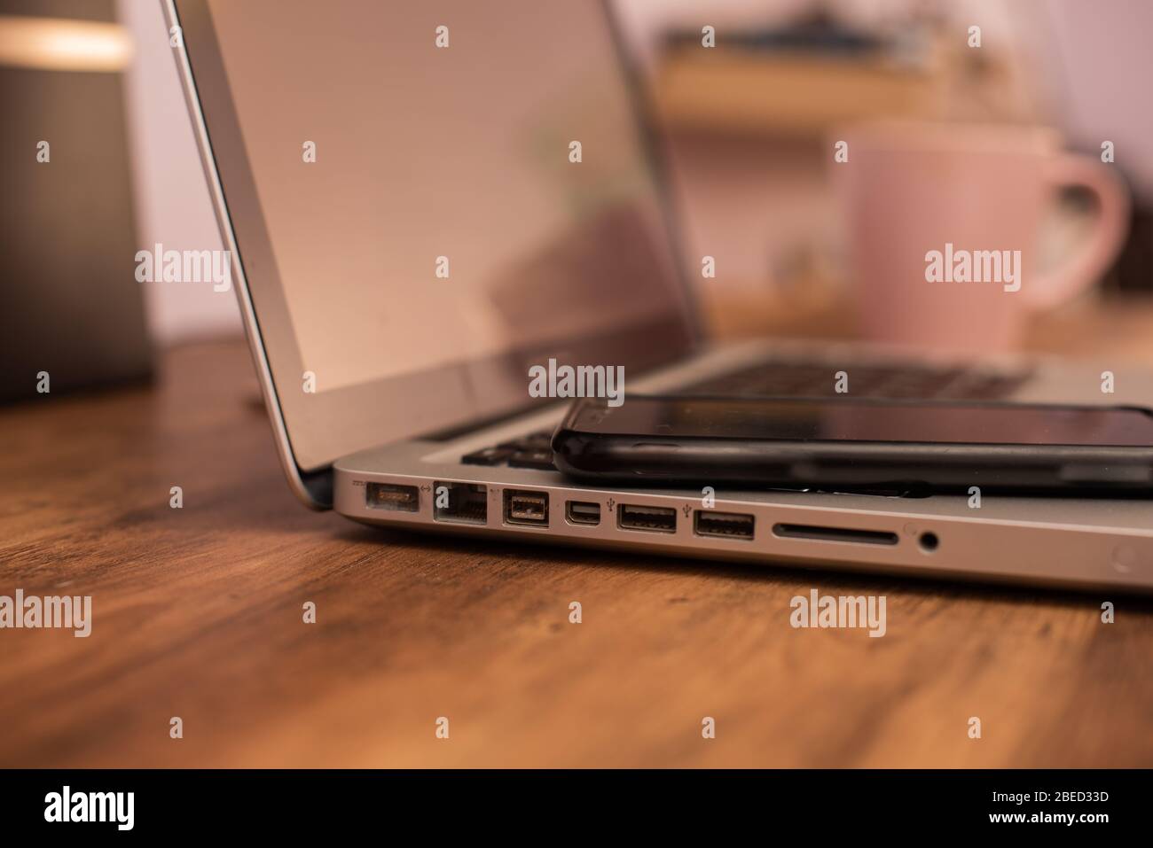 Attenzione selettiva al laptop personale e al cellulare contro lo sfondo in legno Foto Stock