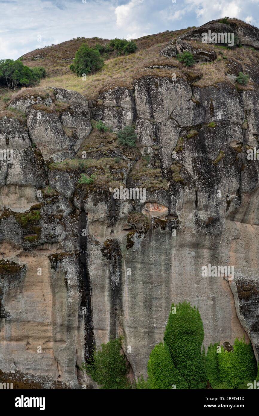 Meteora, la famosa formazione rocciosa della Grecia centrale, la geologia spettacolare, un affresco sul muro, i Balcani, la Grecia Foto Stock