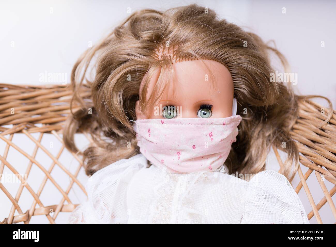 bambola con maschera di protezione per covidi fatta in casa Foto Stock