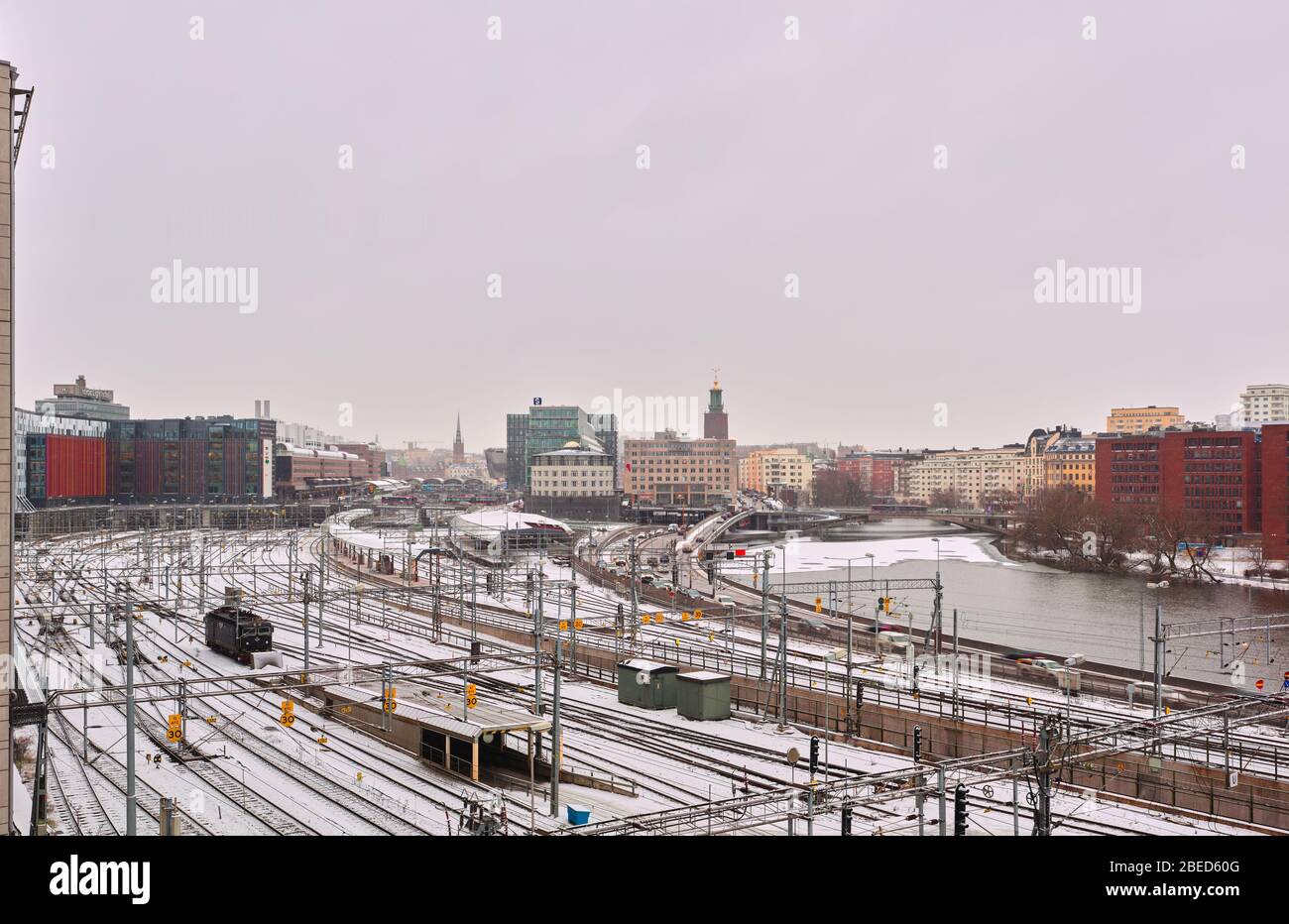 Binari ferroviari a Stoccolma, Svezia, visti da Barnhusbron durante una mattinata d'inverno Foto Stock