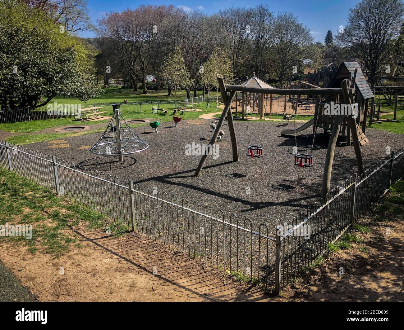 High Wycombe, Regno Unito. 13 aprile 2020. Vista generale del Parco Hughenden in High Wycombe durante le festività pasquali lunedì durante la Pandemia di Covid-19 come consiglio del governo britannico di mantenere le distanze sociali e ridurre al minimo il tempo fuori in High Wycombe il 13 aprile 2020. Credito: Prime Media Images/Alamy Live News Foto Stock