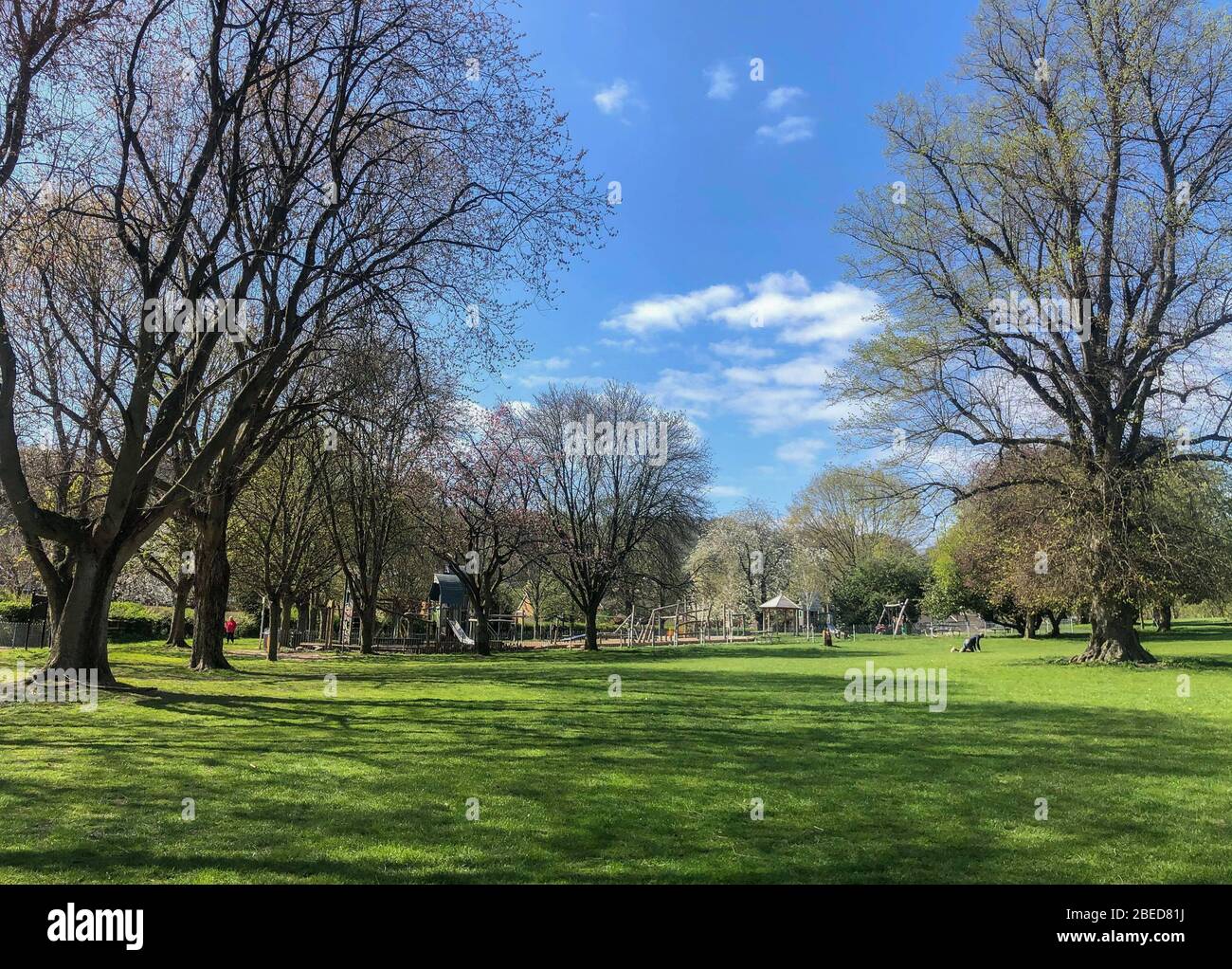 High Wycombe, Regno Unito. 13 aprile 2020. Vista generale del Parco Hughenden in High Wycombe durante le festività pasquali lunedì durante la Pandemia di Covid-19 come consiglio del governo britannico di mantenere le distanze sociali e ridurre al minimo il tempo fuori in High Wycombe il 13 aprile 2020. Credito: Prime Media Images/Alamy Live News Foto Stock