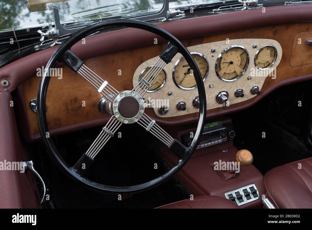 USSELO, OLANDA - 21 OTTOBRE 2018: Cruscotto vintage di un'auto a tempo di volo in una mostra per auto classiche Foto Stock