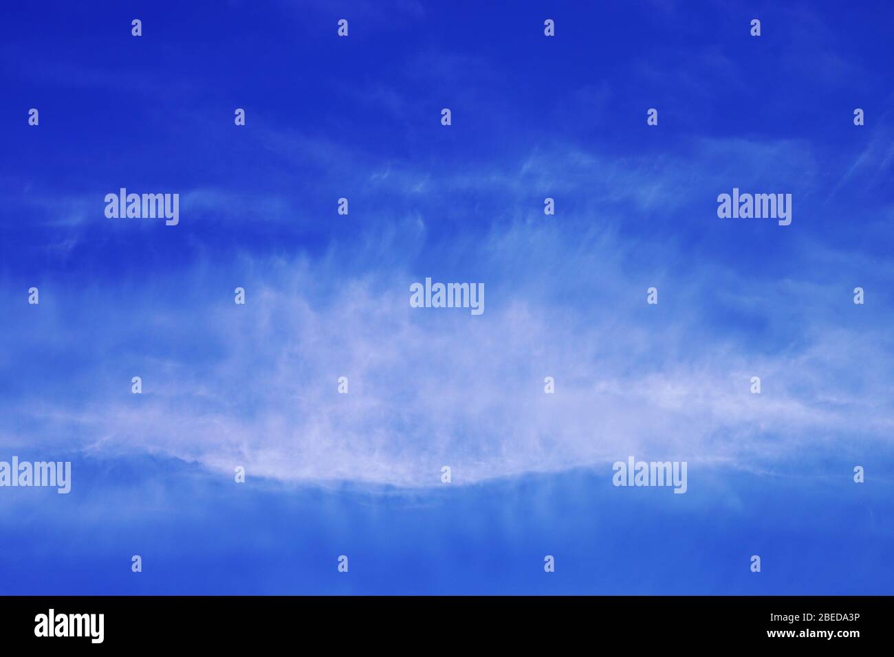 Mare o cielo impressionante cielo blu nuvoloso che può sembrare onde Foto Stock