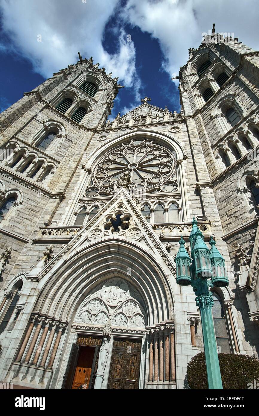 Vista esterna della Cattedrale Basilica del Sacro cuore a Newark, New Jersey, USA. Foto scattata in autunno. Foto Stock