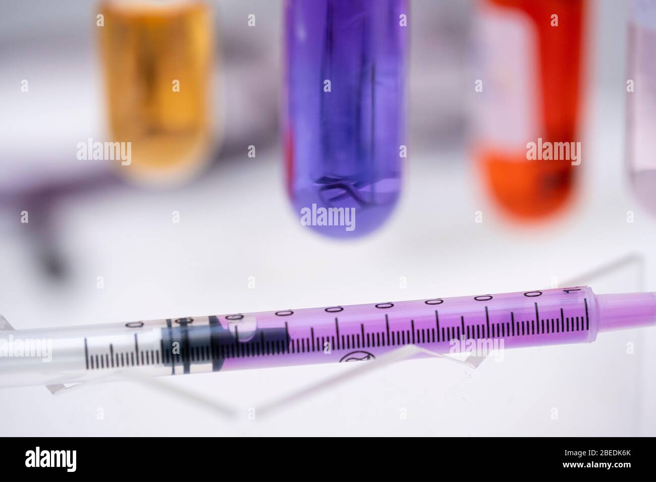 siringa, kit di vaccinazione in plastica con vaccino covid-19, provette di analisi con fondo e campioni Foto Stock
