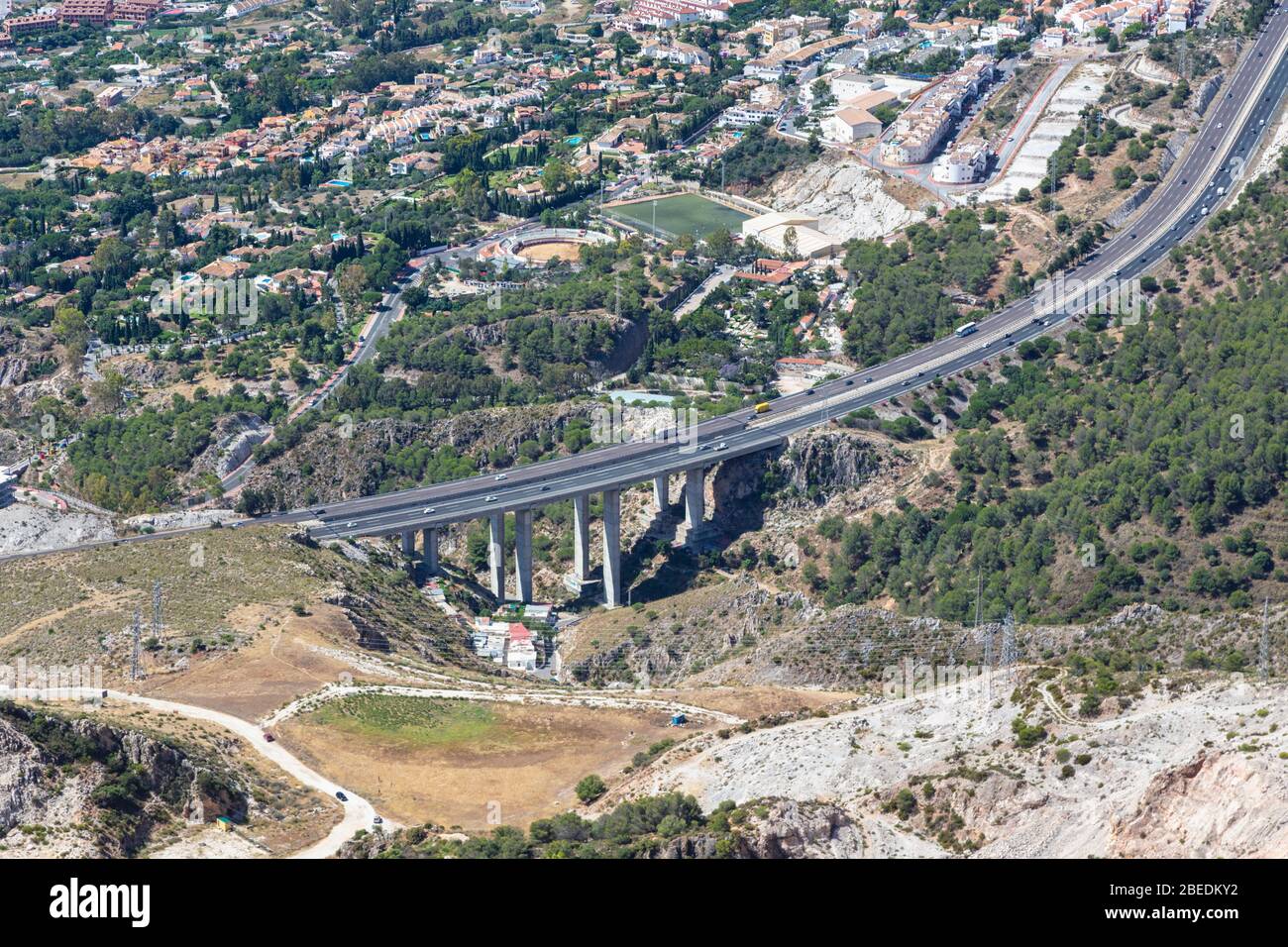 Vista aerea dell'autostrada A-7, e-15. Costa del Sol, Provincia di Malaga, Spagna. La città sulla sinistra è Arroyo de la Miel. Foto Stock