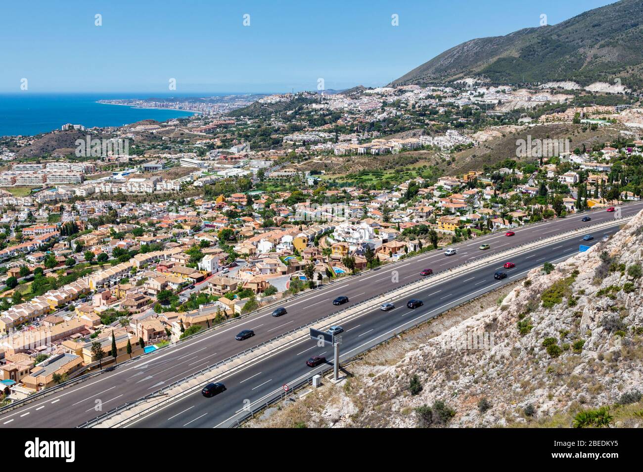 Vista aerea dell'autostrada A-7, e-15. Costa del Sol, Provincia di Malaga, Spagna. La città sulla sinistra è Arroyo de la Miel. In lontananza è Fuenga Foto Stock