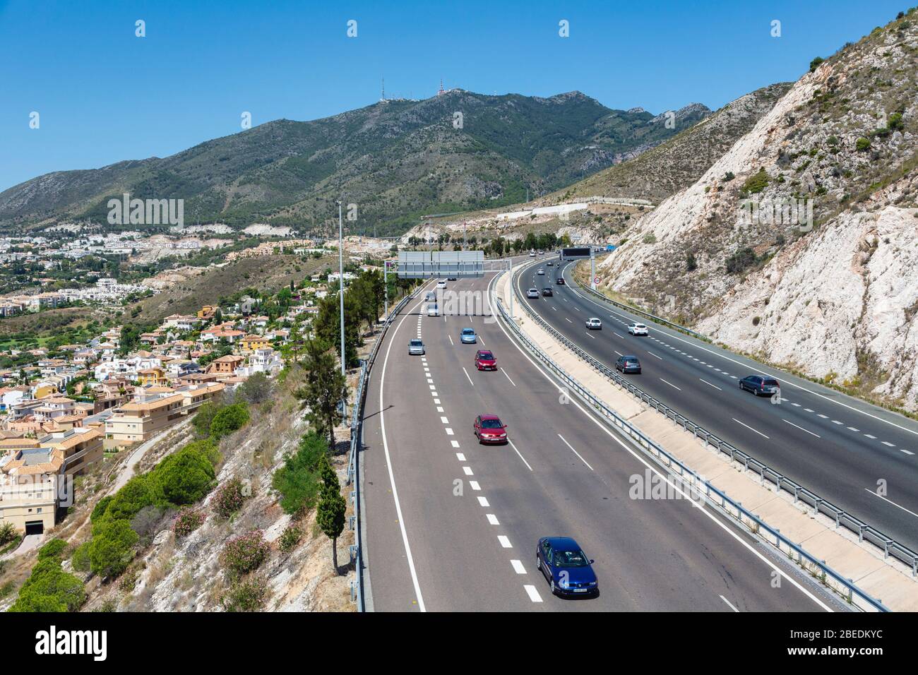Vista aerea dell'autostrada A-7, e-15. Costa del Sol, Provincia di Malaga, Spagna. La città sulla sinistra è Arroyo de la Miel. Foto Stock