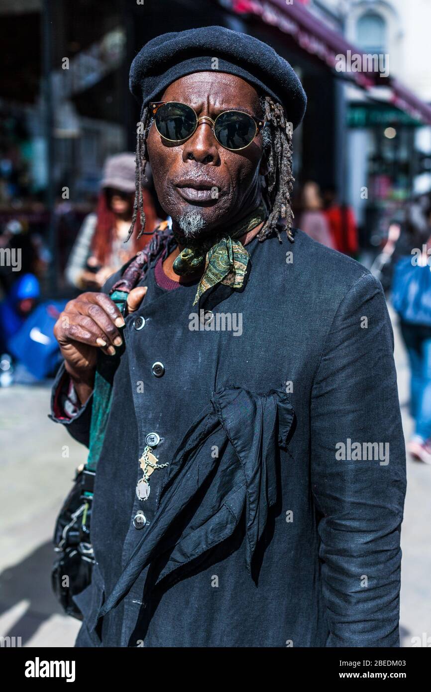 Ritratto a metà scatto del musicista di strada giamaicano Raggy Framer aka Raggy Farmer, Londra, Inghilterra, Regno Unito. Foto Stock