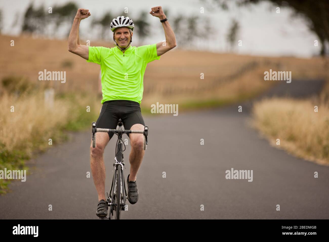 Ritratto di un uomo maturo sorridente che termina una corsa in bicicletta Foto Stock