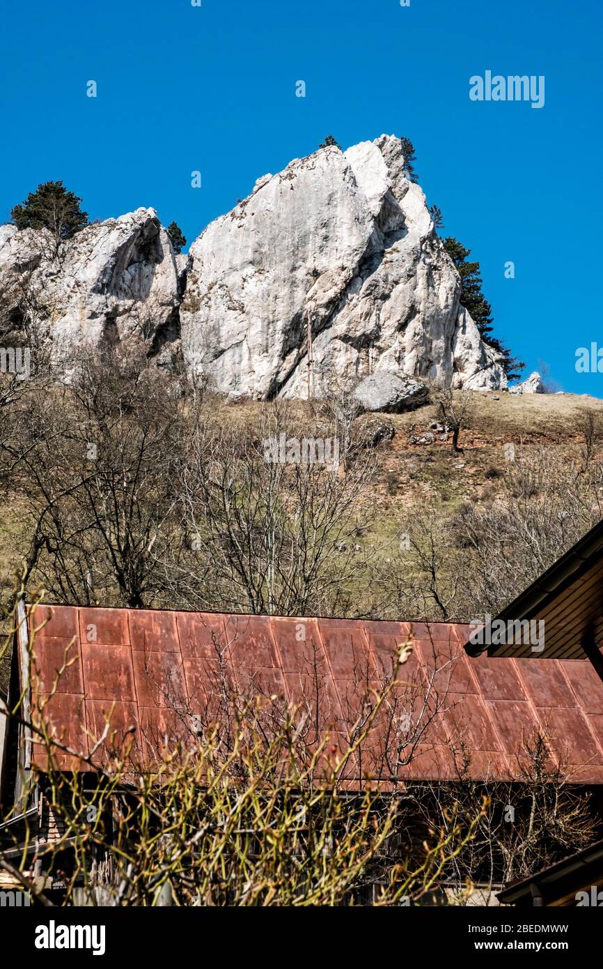 Vrsatske rocce e Vrsatecke Podhradie villaggio, montagne Carpazi bianche in Repubblica Slovacca. Scena naturale stagionale. Tema escursionistico. Foto Stock