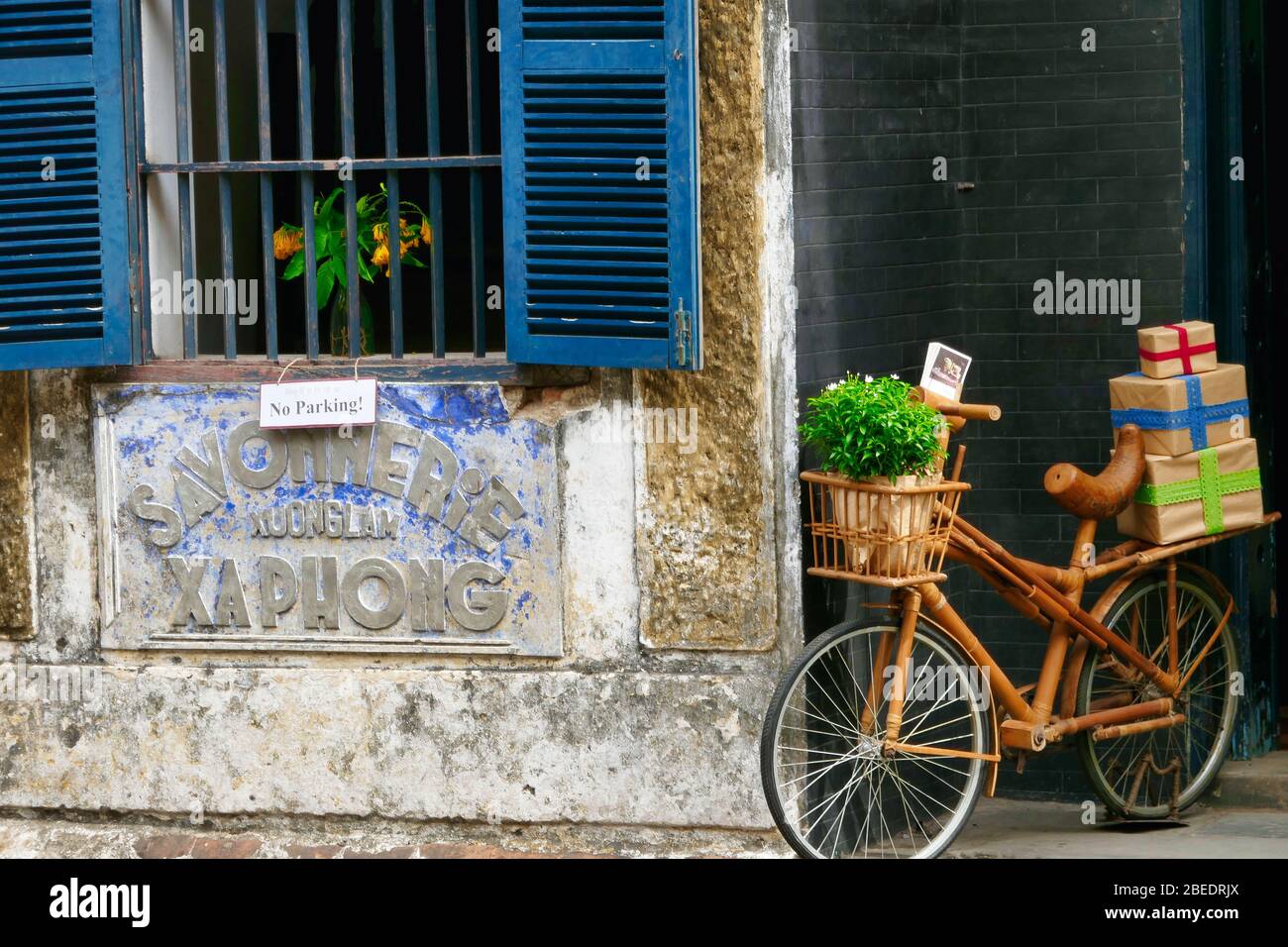 Bicicletta di bambù, storico shopping front, Hoi Ann, Vietnam Foto Stock