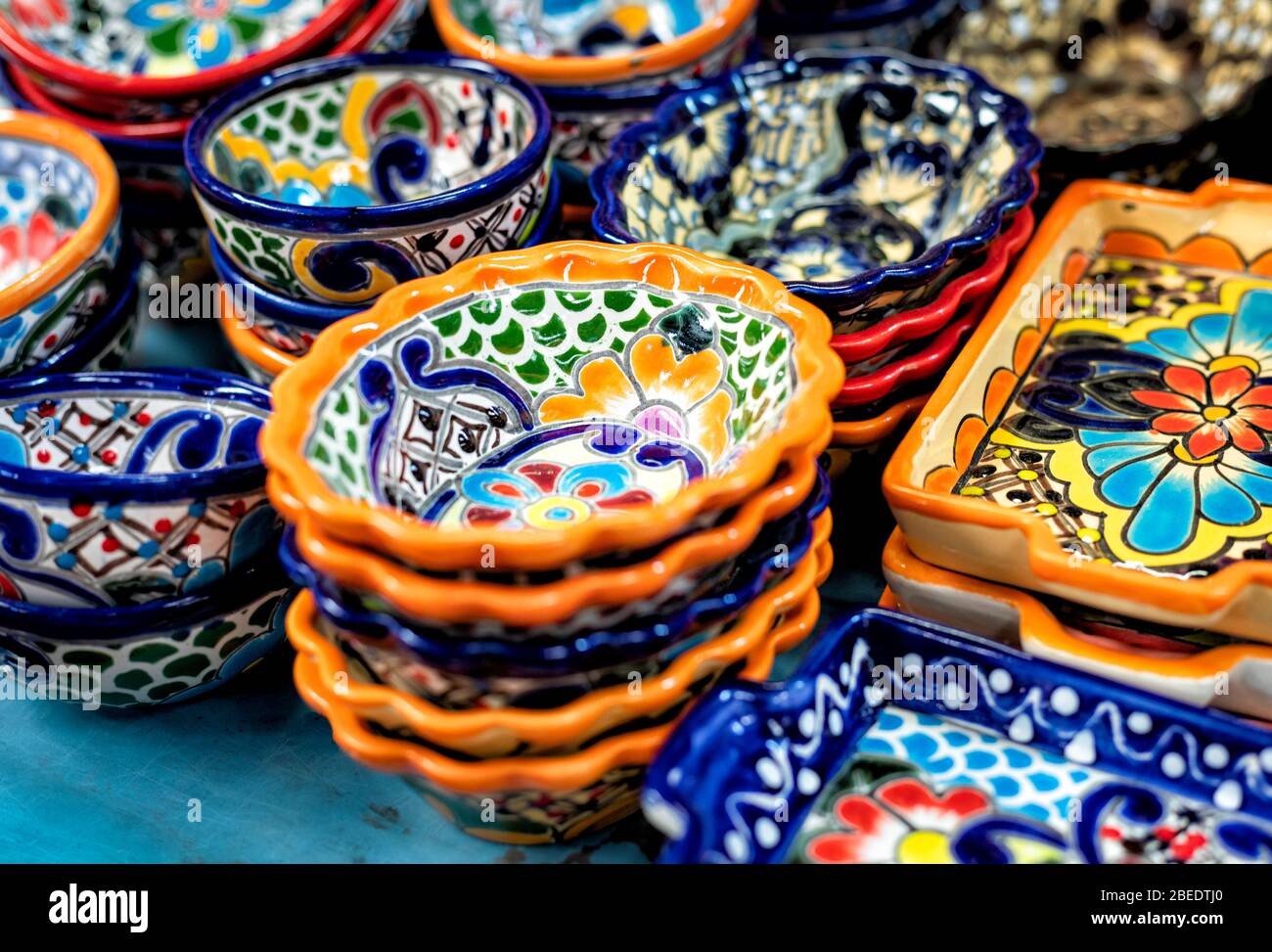 Ciotole in ceramica dipinta a mano in un mercato di San Miguel de Allende in Messico. Foto Stock