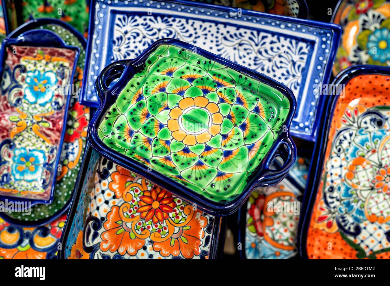 Piatti di ceramica dipinti con colori vivaci in un mercato di San Miguel de Allende in Messico. Foto Stock