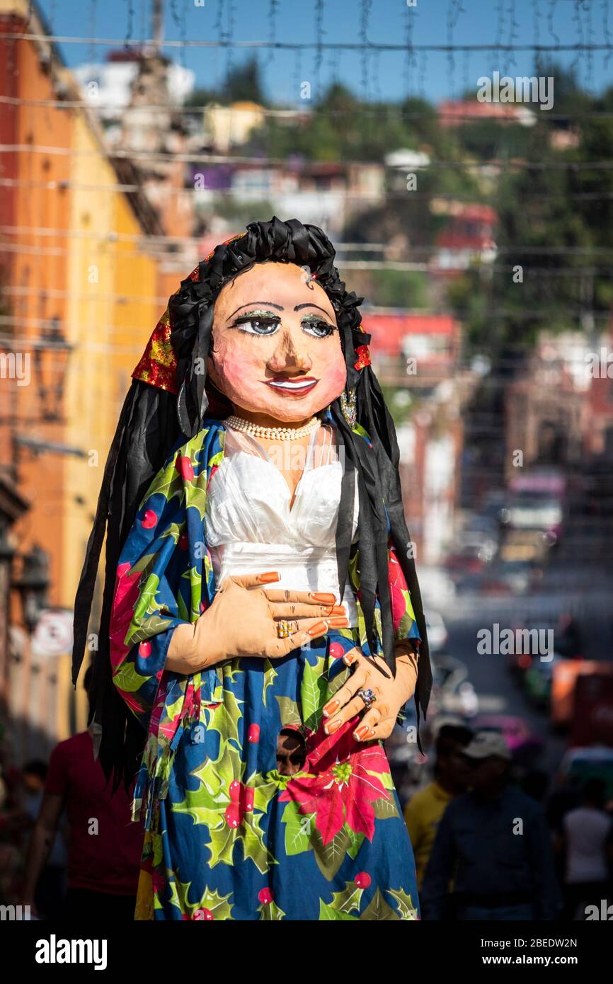 Carta mache testa gigante o grande sulle strade di San Miguel de Allende, Messico. Foto Stock