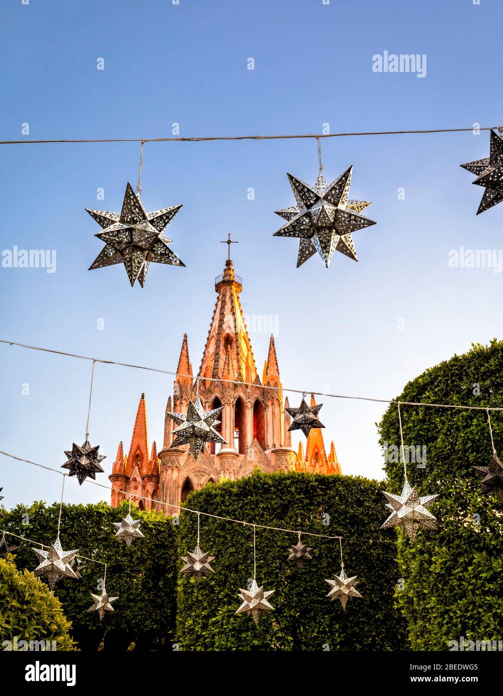 La Parroquia de San Miguel Arcangel a San Miguel de Allende, Messico, con le stelle del metallo per cui la città è famosa. Foto Stock