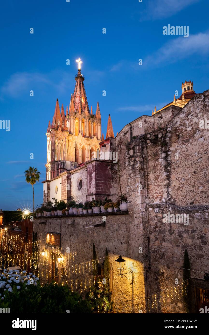 La Parroquia di San Miguel de Allende al crepuscolo, Messico. Foto Stock