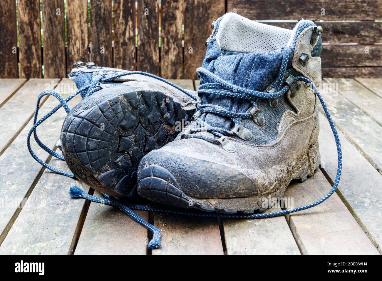 Un paio di stivali da trekking con pizzo muddy Foto Stock