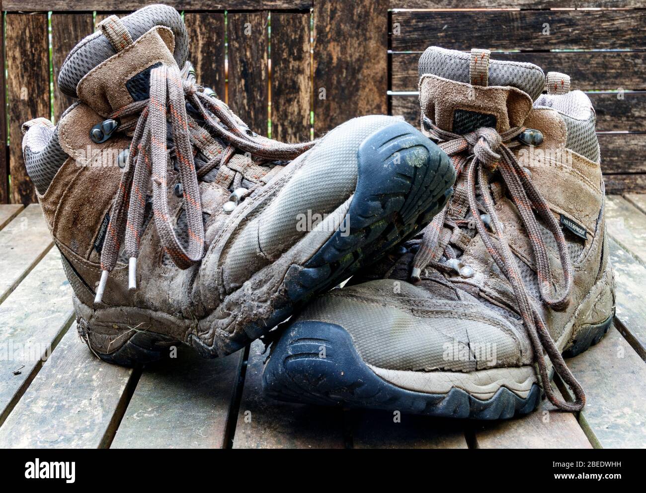 Un paio di stivali da trekking con pizzo, sdoppiato e fangoso Foto Stock